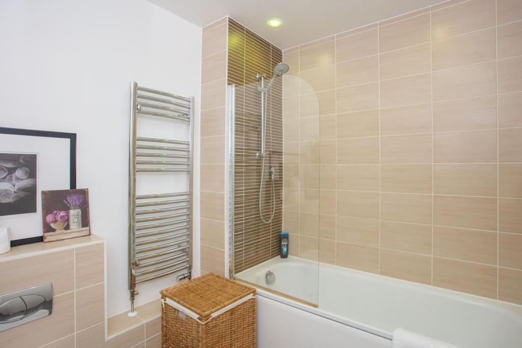 Unique & Welcoming 2bd Flat In Limehouse Apartment *